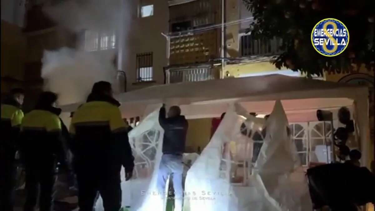 Arrojan piedras, botellas, mesas y sillas a la Policía durante un fiesta callejera en las Tres Mil Viviendas en Sevilla