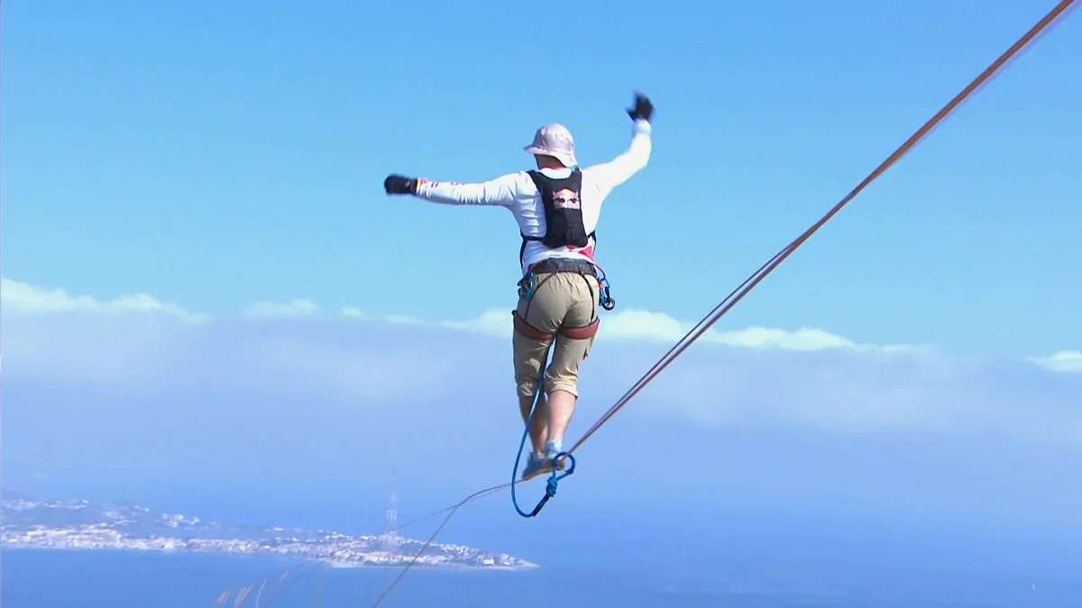 Jaan Roose cruza el estrecho de Messina con un slackline: Una cuerda a 200 metros sobre el mar y 3 kilómetros de longitud