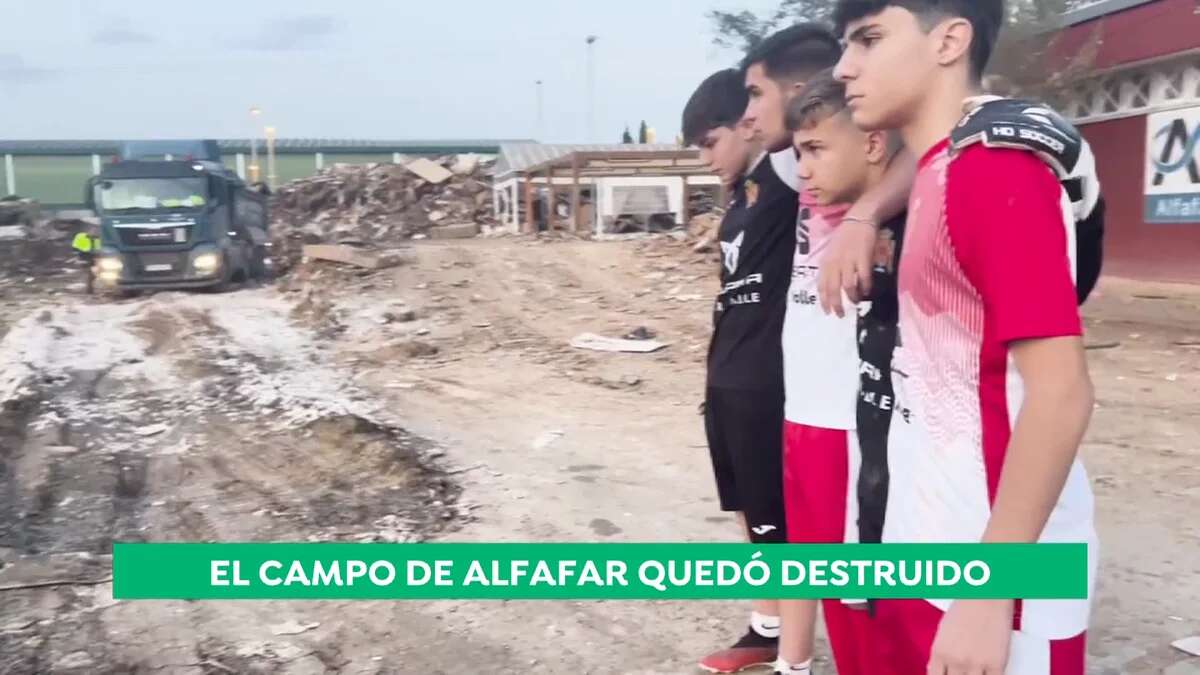 El equipo de fútbol de Alfafar pide como deseo a 2025 volver a jugar en su estadio, un vertedero tras la DANA