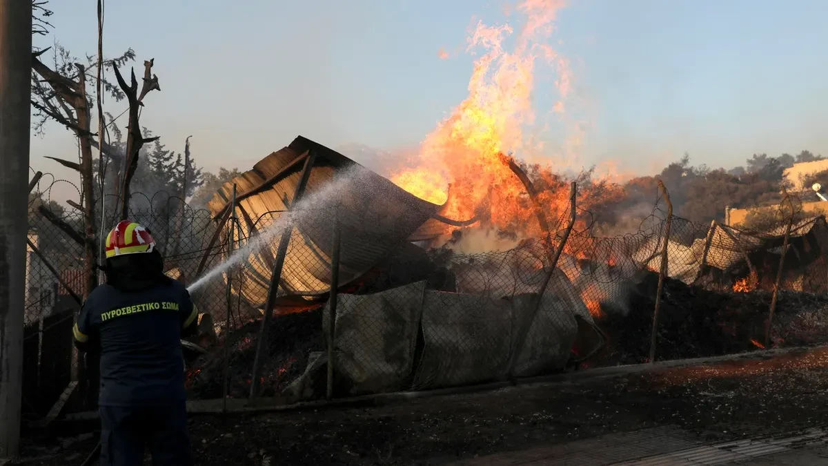 El incendio que acorrala Atenas no da tregua: más de 50.000 evacuados y 10.000 hectáreas quemadas