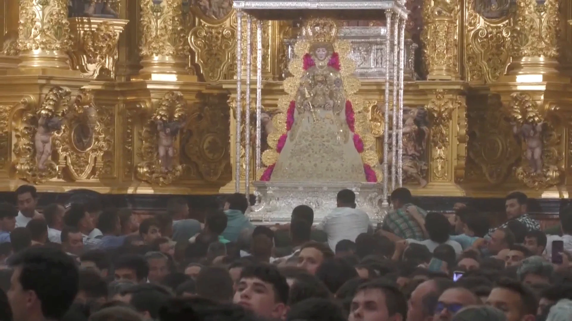 Los almonteños saltan la reja a las 3:02 de la madrugada dando comienzo a la procesión de la Virgen del Rocío