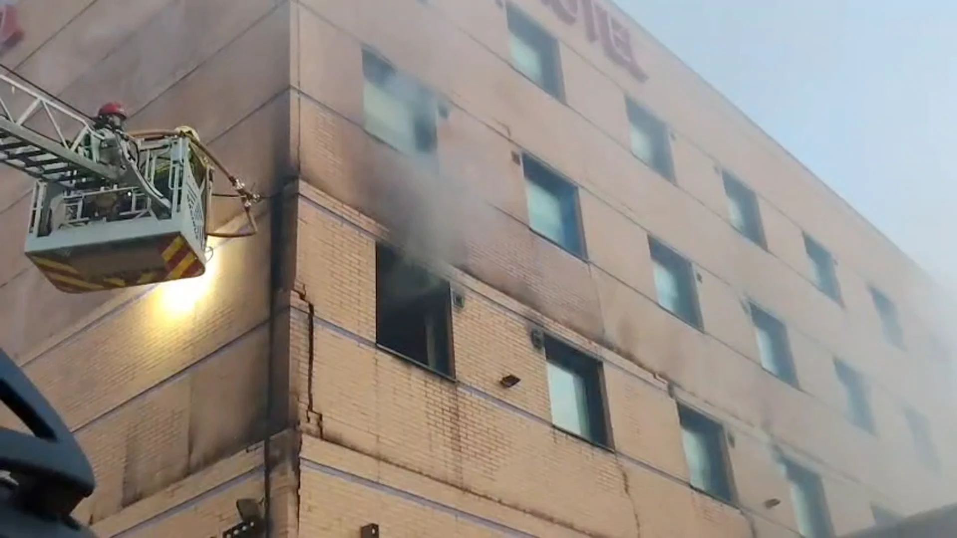 Un incendio en un céntrico hotel de Málaga obliga a desalojar a un centenar de personas