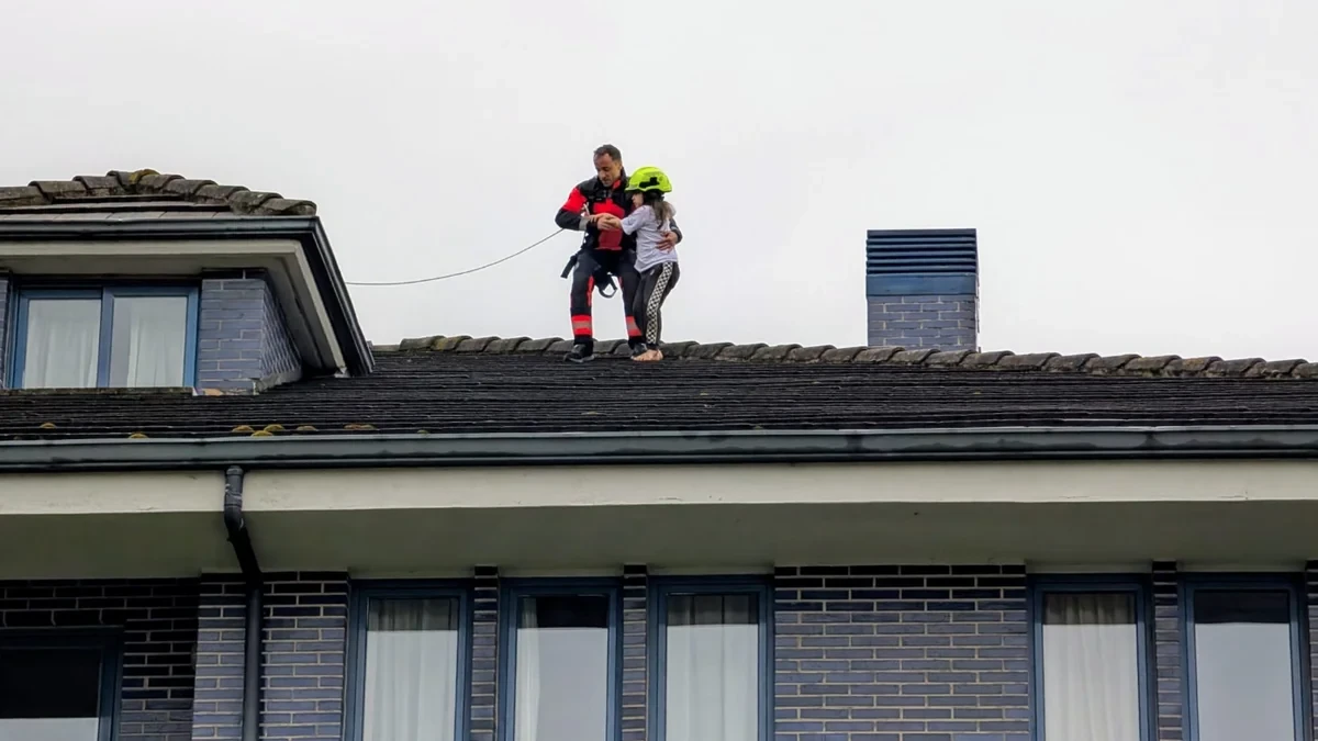 VÍDEO: El complicado rescate a una niña atrapada en el tejado de un edificio en Santander