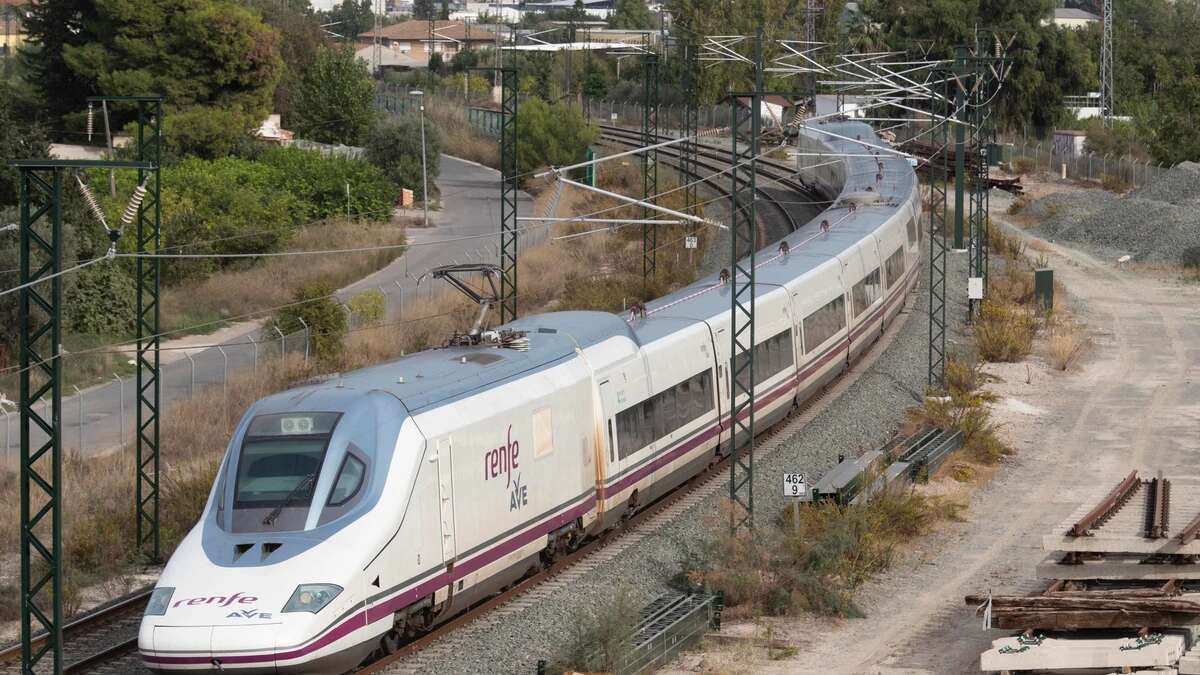 Descarrila un tren en Carranza tras impactar una roca en las vías