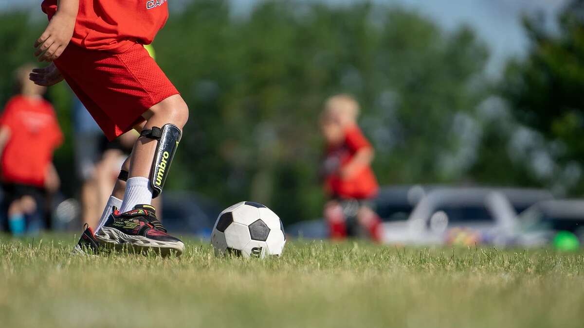 Muere un niño de 13 años tras ser atropellado cuando intentaba recuperar su balón de fútbol