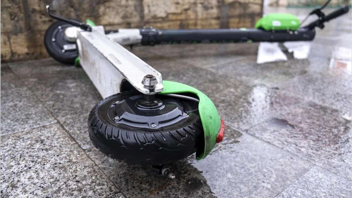 Muere un hombre tras caer de un patinete eléctrico manipulado en Santa Coloma