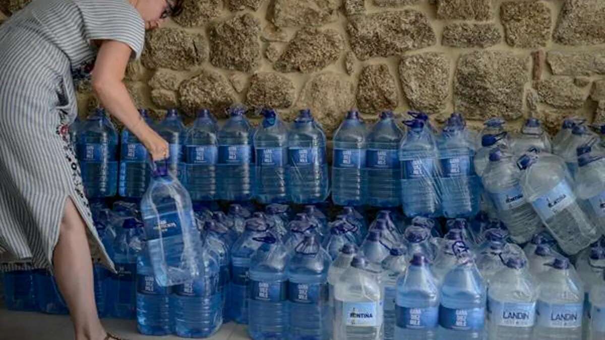 Beber agua embotellada no es más seguro que agua de grifo, según un nuevo estudio