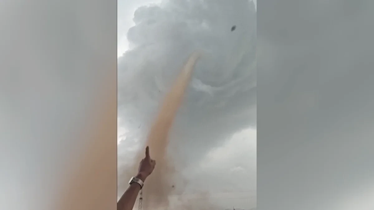 VÍDEO: Un impresionante tornado marrón desata el pánico lanzando escombros por el aire