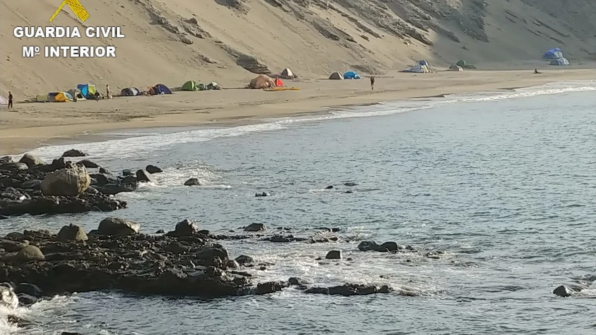 La otra cara del turismo y el lujo: decenas de personas sin hogar acampan en el sur de Gran Canaria