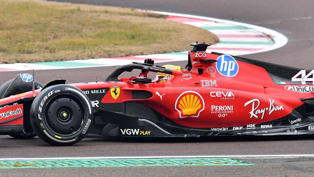 Lewis Hamilton se viste de rojo y da sus primeras vueltas con un Ferrari en Fiorano