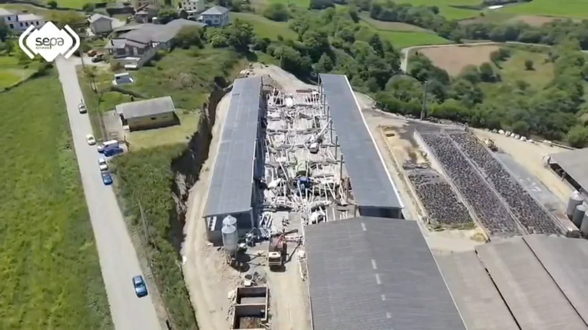 Impresionante imagen aérea de cómo ha quedado la nave ganadera que se ha derrumbado en Coaña