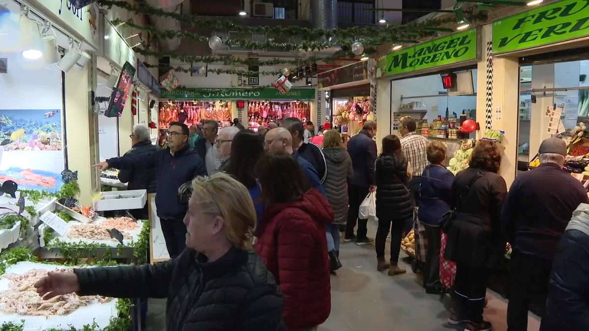 Mercados de toda España abarrotados con la vista puesta en la Navidad a pesar de que los precios siguen subiendo