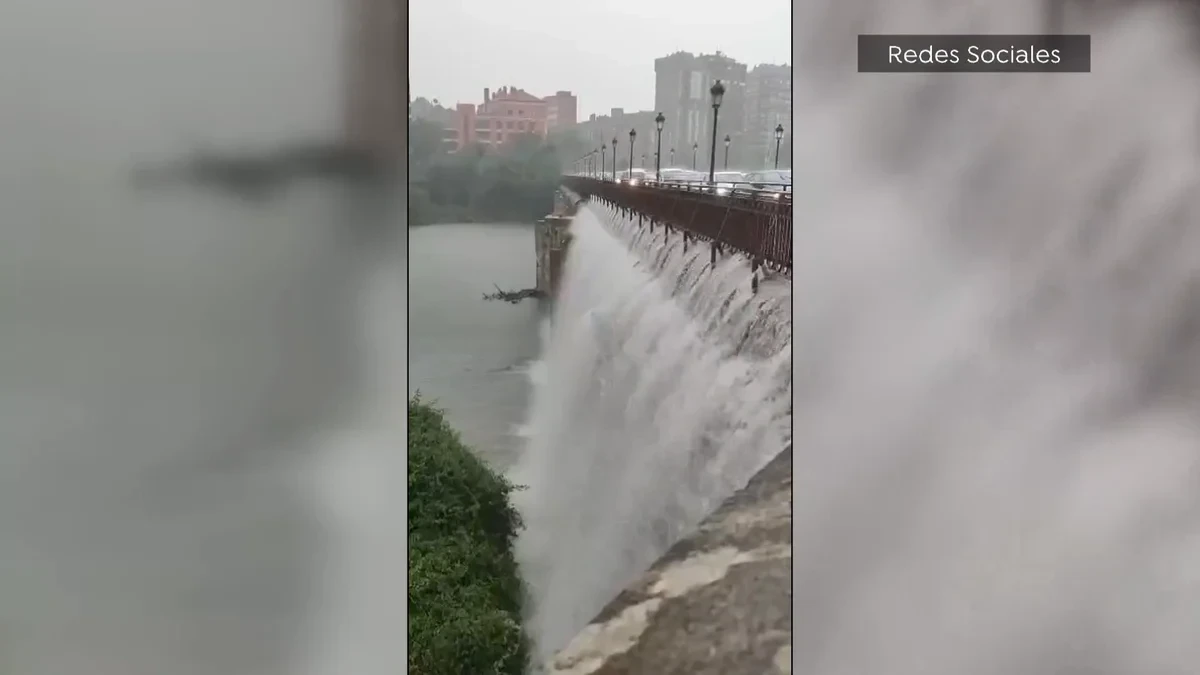 VÍDEO: Las fuertes precipitaciones en Valladolid provocan que una cascada de agua caiga al río Pisuerga