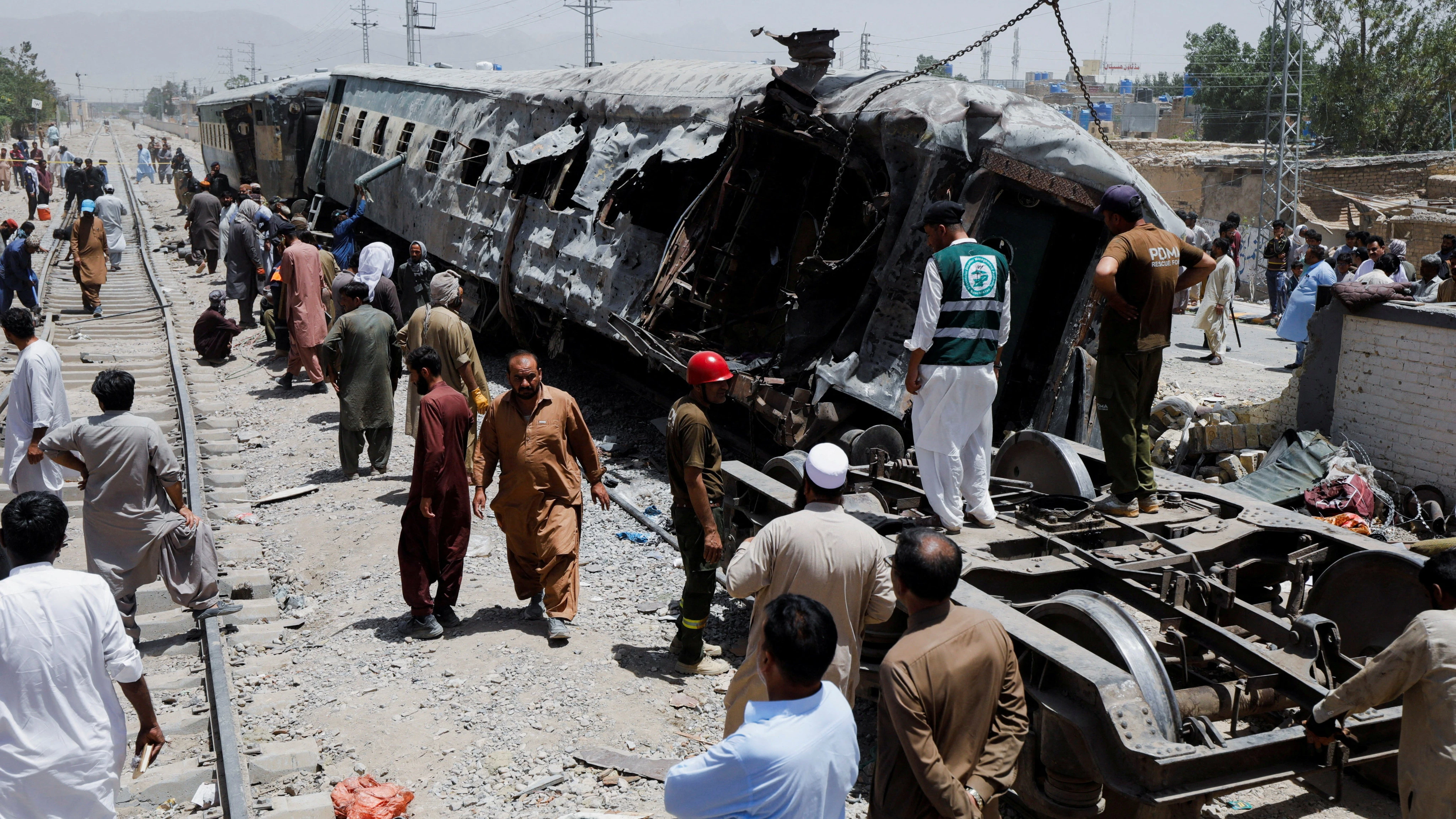 29 muertos y 102 heridos en un ataque con explosivos contra un tren en Pakistán