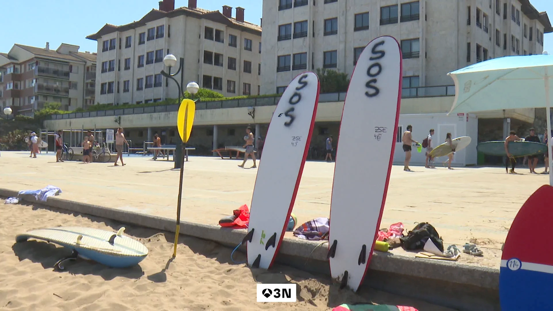 Tablas de surf para salvar vidas en la playa de Zarauz