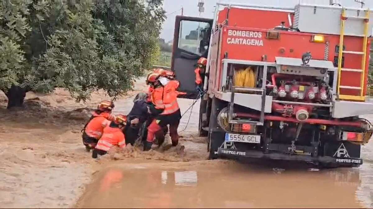 Rescatan a una mujer atrapada en una zona inundada tras saltarse el vallado policial en Cartagena