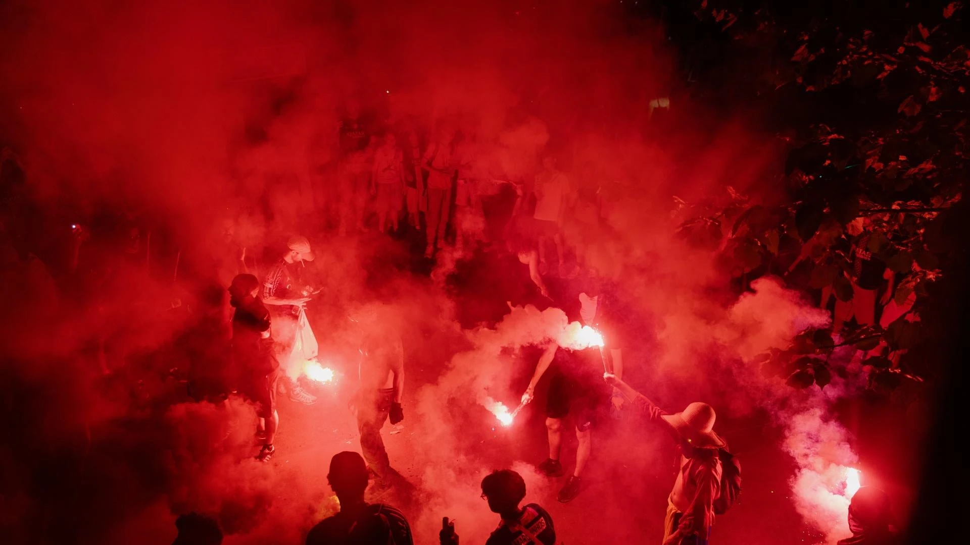 Macron estalla por los disturbios tras el triunfo del PSG: un muerto y casi 900 detenidos
