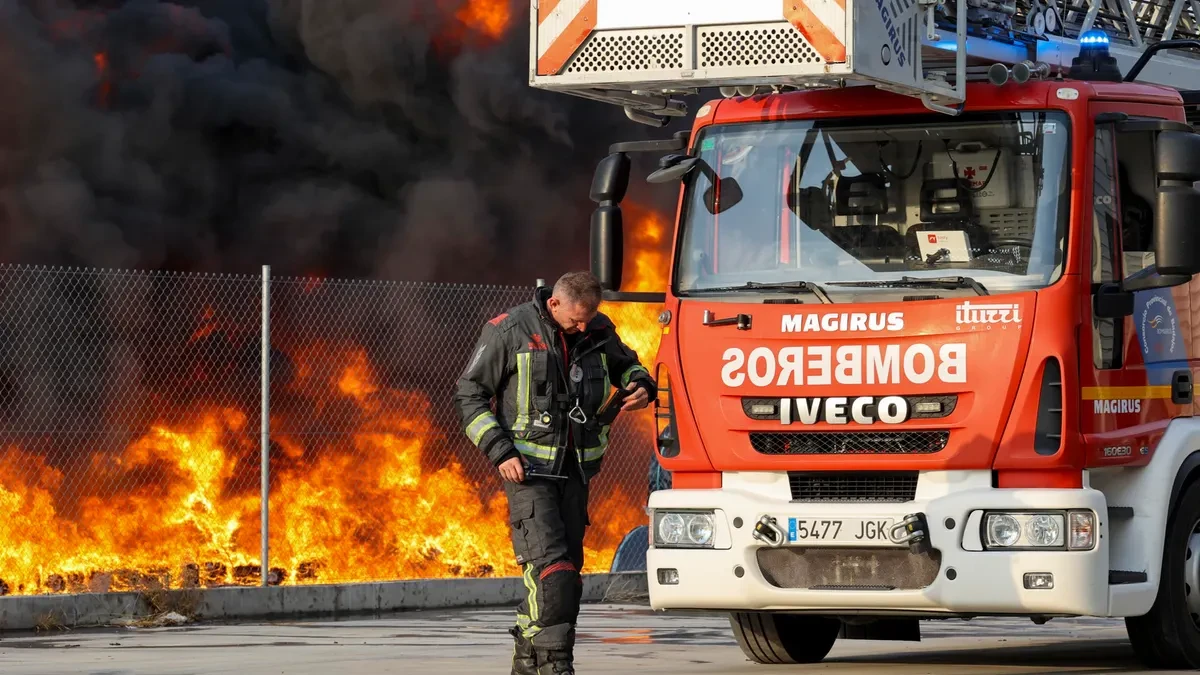 Voraz incendio en una empresa de plásticos en el polígono industrial El Prado de Mérida: el viento complica las tareas