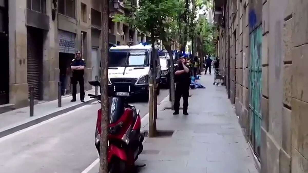 Vídeo: Unos vecinos de El Raval de Barcelona atrapan a un ladrón que acababa de robar