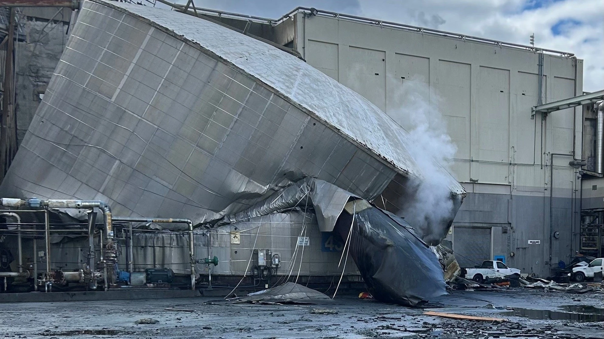 Al menos un muerto, nueve heridos y varios desaparecidos tras romperse un tanque industrial