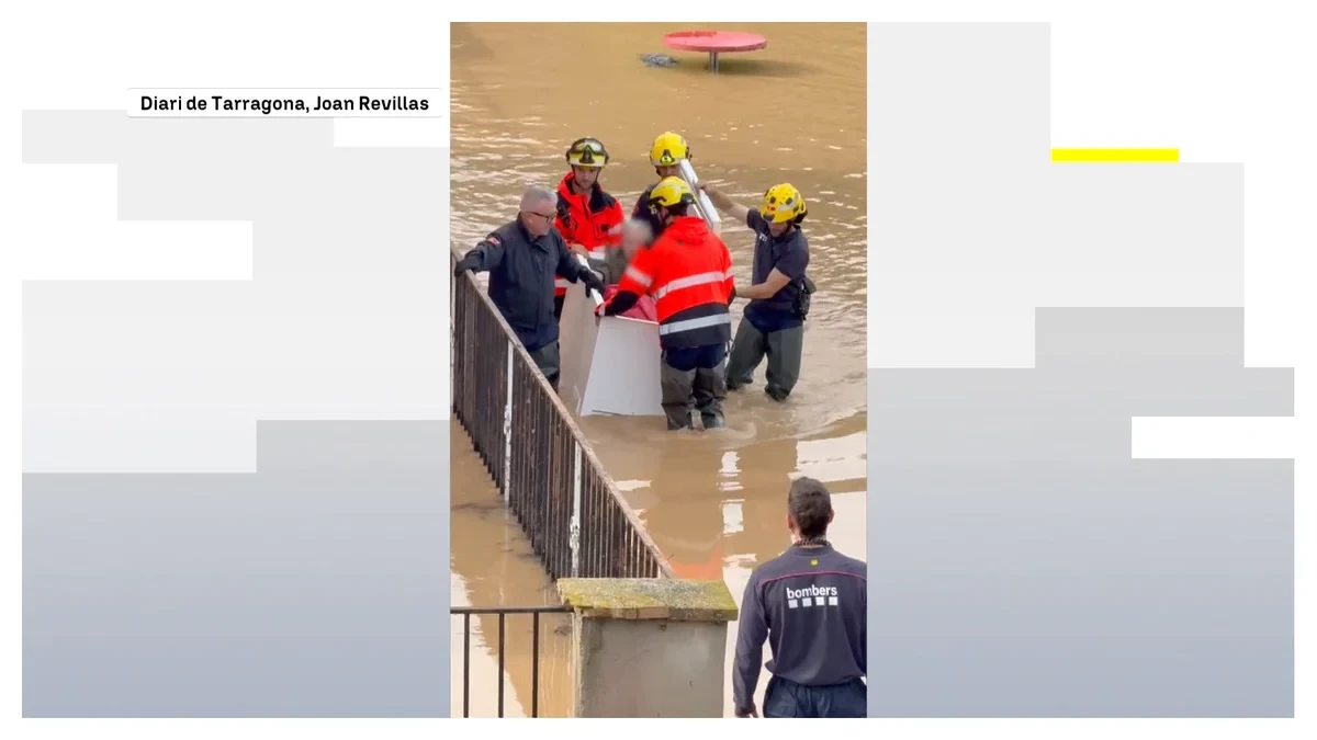 Vídeo: Rescatan a dos ancianos atrapados en un congelador durante las inundaciones de Tarragona