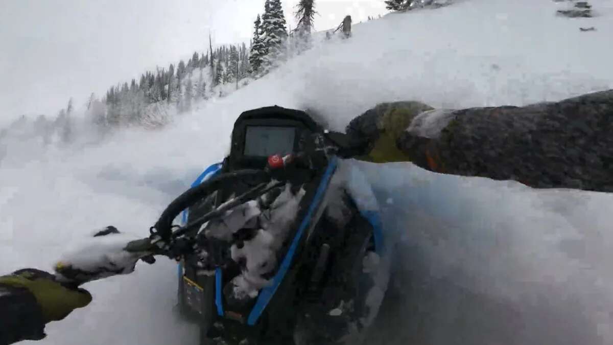 VÍDEO: El momento en el que una avalancha sepulta al piloto Aidan Croft en Colorado, Estados Unidos