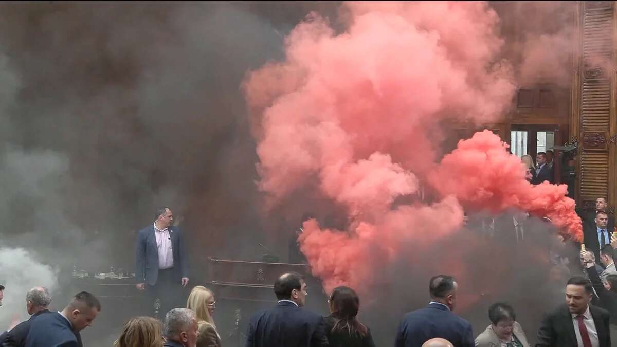 Caos dentro del Parlamento de Serbia: batalla con bengalas, huevos, bombas de humo, botellas de agua y varios heridos