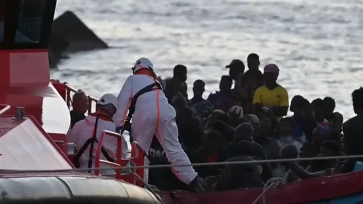 Casi 200 personas a bordo de un cayuco llegan a El Hierro, el segundo de grandes dimensiones en una semana