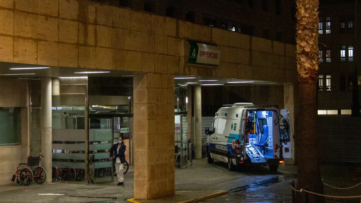 Dos encapuchados dejan el cadáver de un hombre con heridas de bala en la puerta del hospital de Motril, Granada