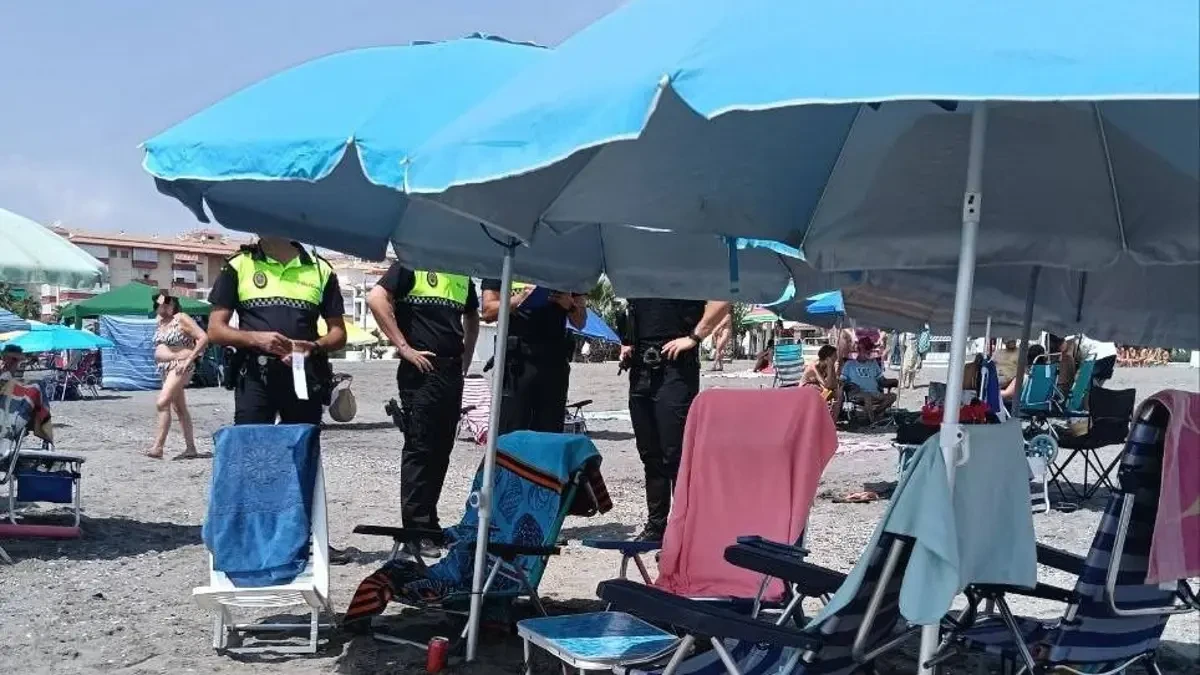 Torrox multa con hasta 300 euros a quienes “reservan” la primera línea de playa y desaparecen