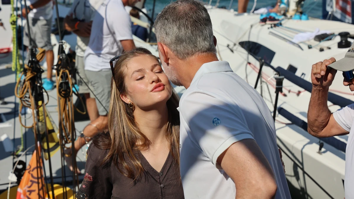 La princesa Leonor visita por sorpresa el Club Náutico de Palma acompañada por el rey