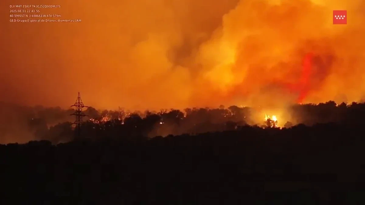 Última hora del incendio en Tres Cantos en directo: Una noche de desalojos, explosiones y heridos graves