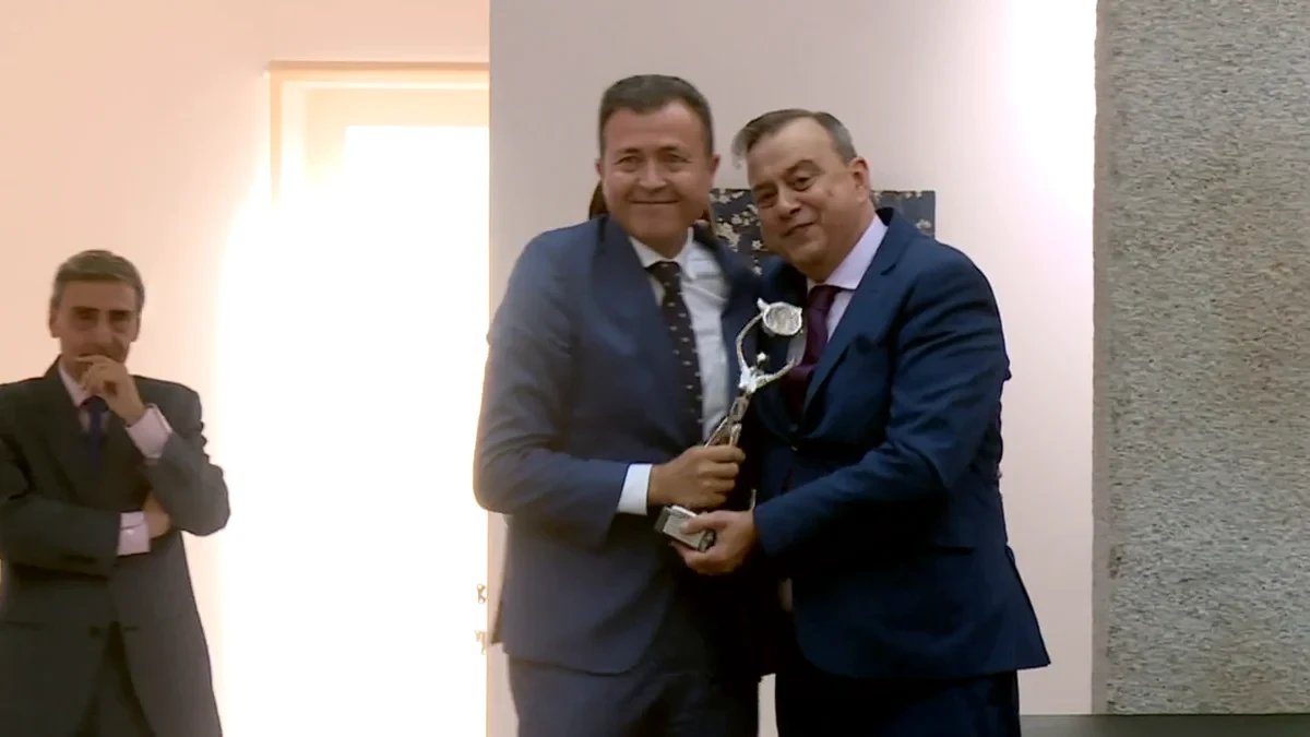 Manu Sánchez, director y presentador de las Noticias de la Mañana de Antena 3, recoge la Antena de Plata 2025