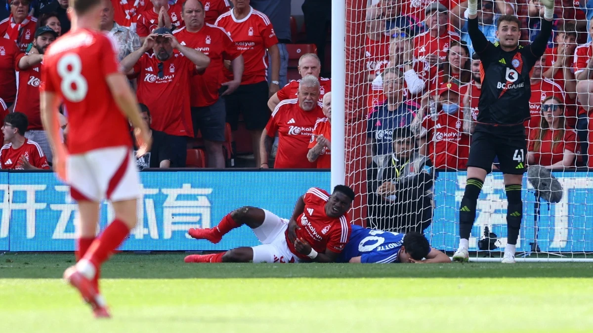 Taiwo Awoniyi sale del coma inducido tras su grave lesión abdominal después de golpearse contra un poste