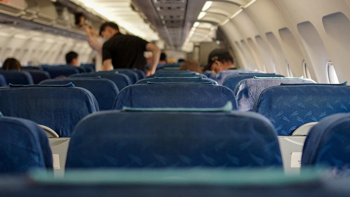 Escoltada por la policía una pareja británica que volvía de Canarias por no pagar un snack a bordo del avión