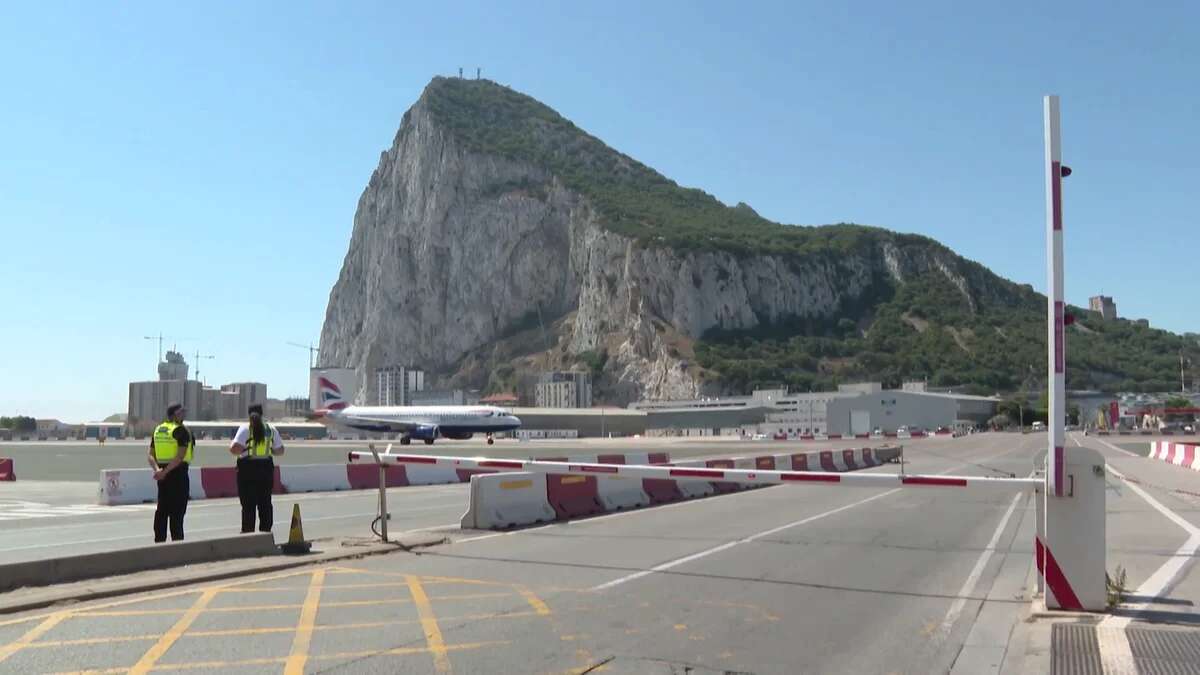 Queda atrapado en la valla de Gibraltar al intentar regresar a España tras perder su DNI en el Peñón