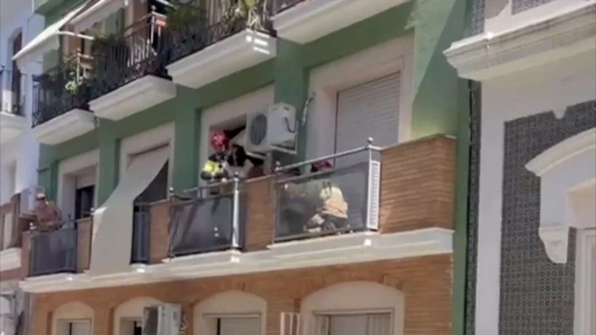 VÍDEO: El agónico rescate de un niño que colgaba de un balcón y que estuvo a punto de caer al vacío en Huelva