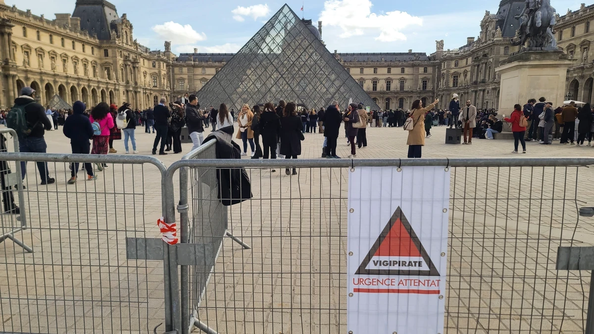 El museo del Louvre reabre sus puertas en medio de una macroperación policial para localizar a los ladrones de un robo valorado en 88 millones de euros