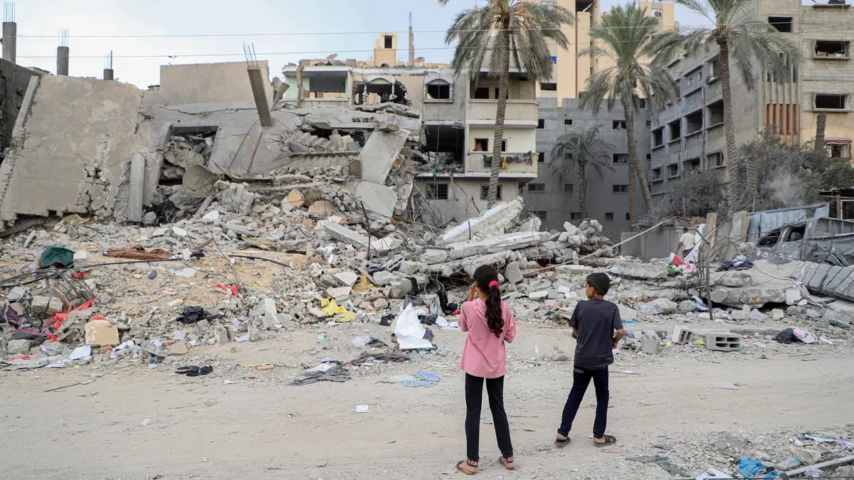 El emotivo reencuentro de Jadoua y Khaled, los hermanos obligados a huir tras los bombardeos en Gaza