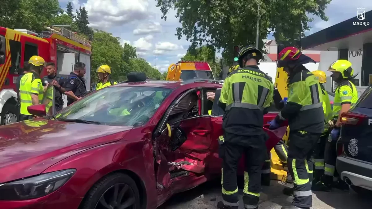 VÍDEO: Ocho heridos en un aparatoso accidente entre un VTC, un turismo y un coche patrulla en Madrid