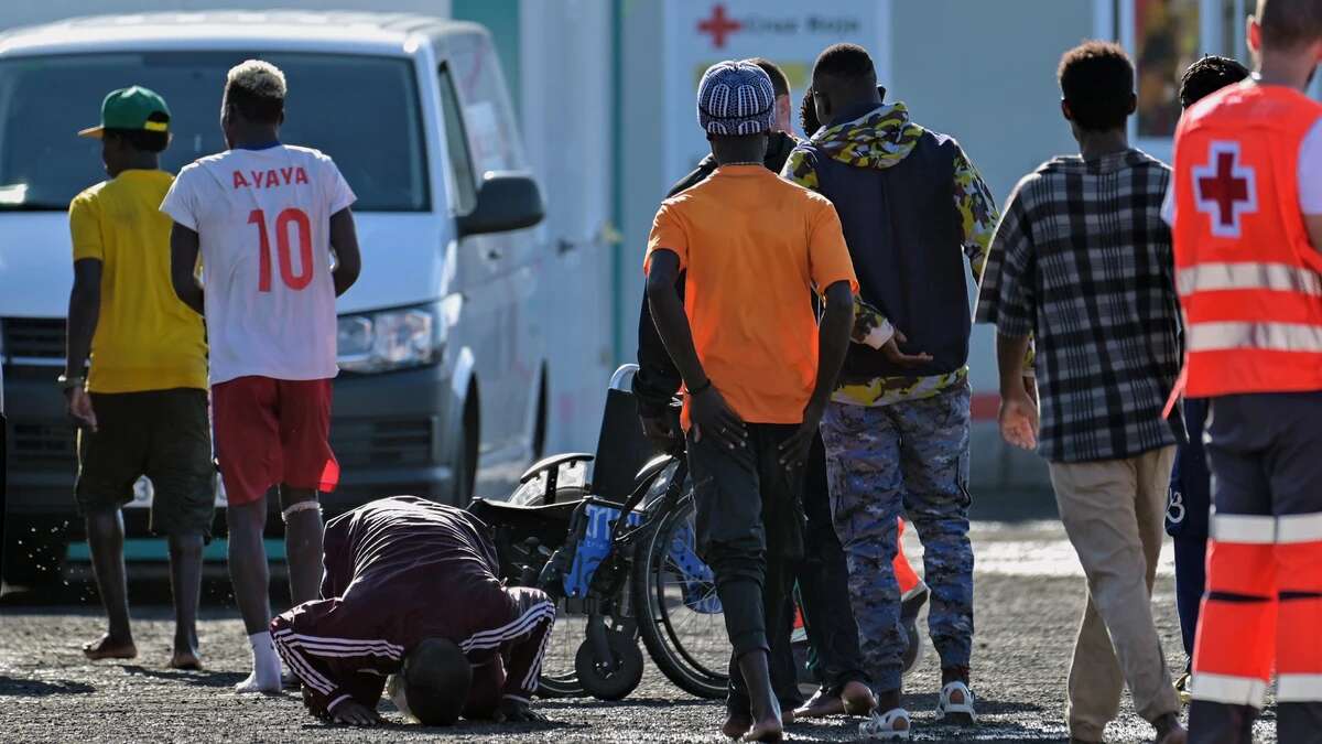 Los cayucos siguen llegando a Canarias en plena bronca política