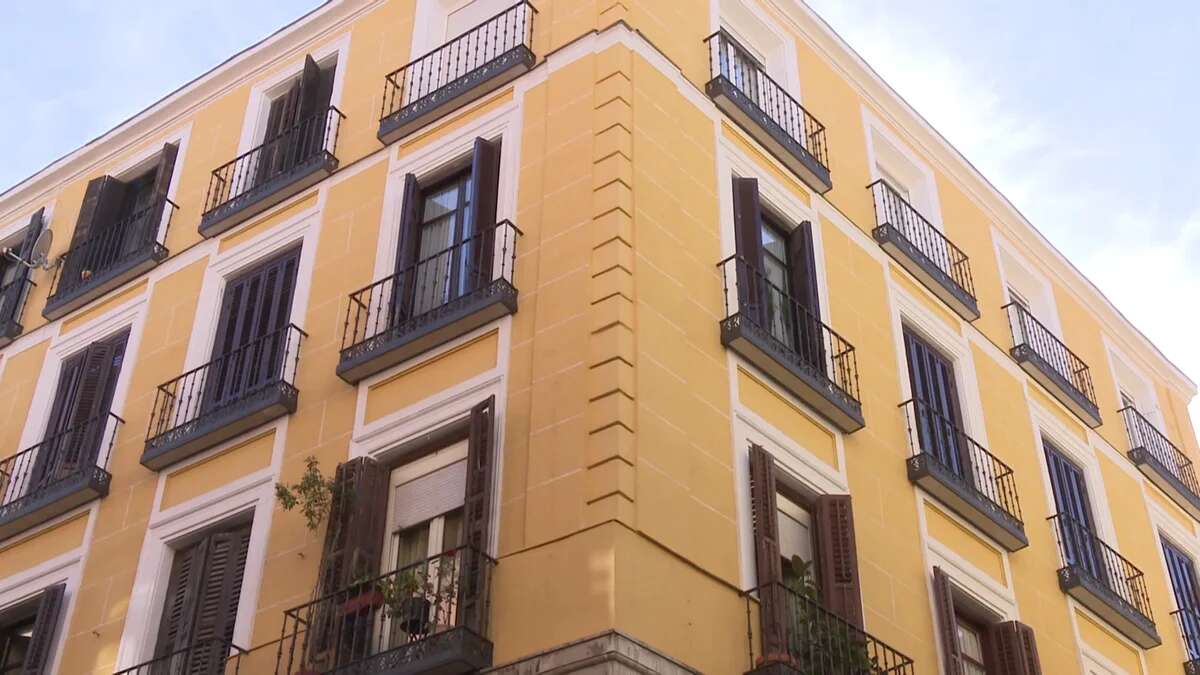 Un hombre lleva tres días encaramado a su ventana y amenaza con tirarse para evitar que le detengan tras agredir a su madre en Castro Urdiales