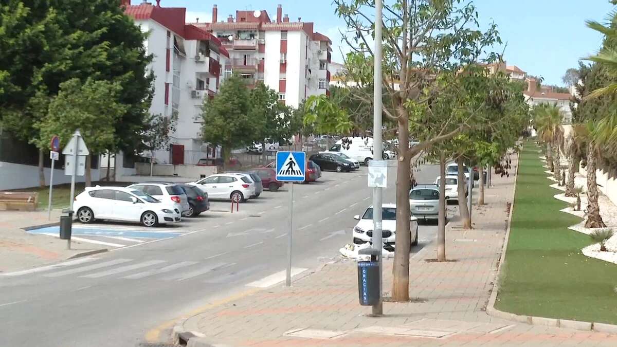 Una madre abandona en Málaga a sus hijos de 3,8 y 9 años para irse de fiesta: en su casa había restos de droga