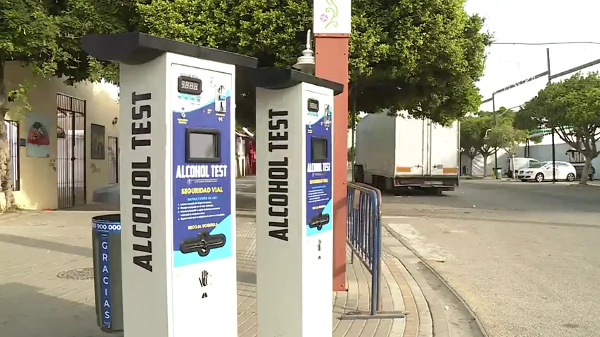 Cientos de jóvenes hacen cola en la Feria de Málaga frente a un alcoholímetro para ver quién había bebido más