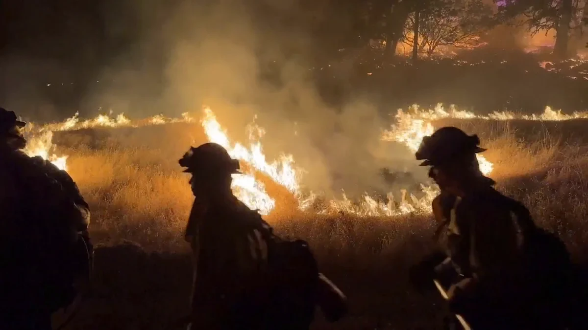 Los incendios se ceban también con California: miles de bomberos, cientos de evacuados y fuego que avanza sin control