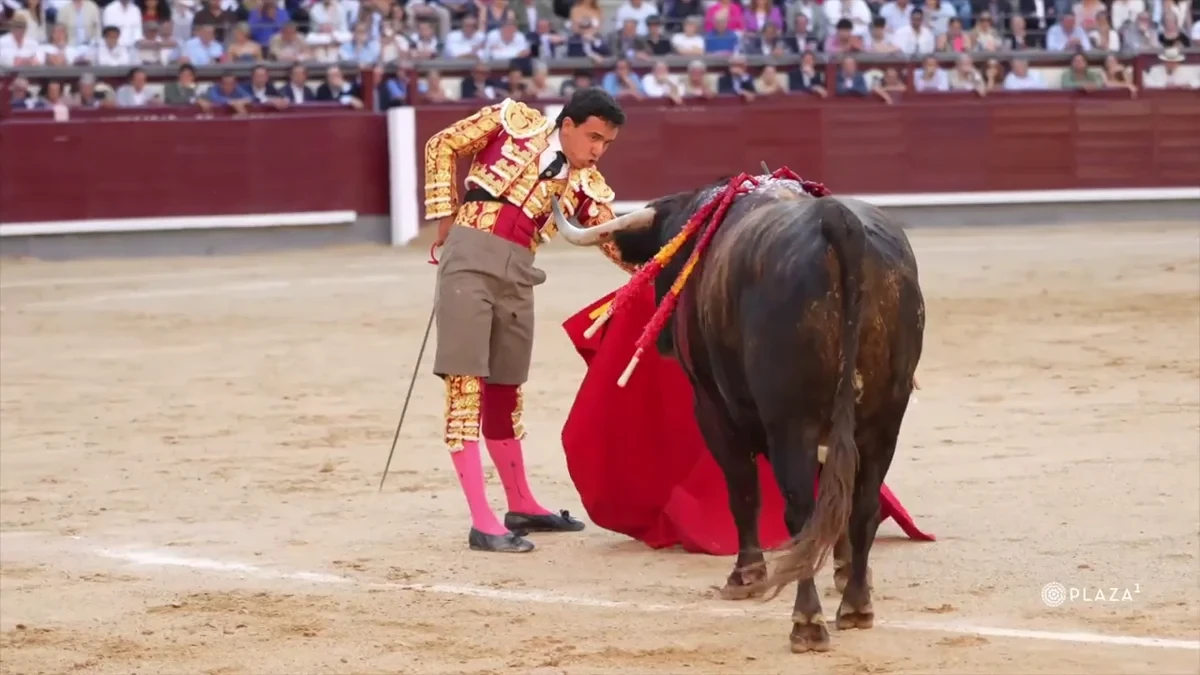 El colombiano Juan de Castilla tira de épica y convierte en inolvidable una tarde con toros para olvidar