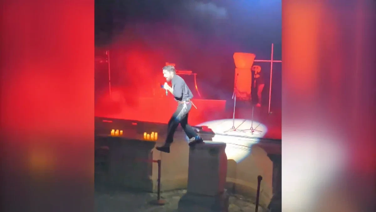 VÍDEO: El cantante de Siloé se cae al saltar al público en pleno concierto, pero continúa actuando como si nada