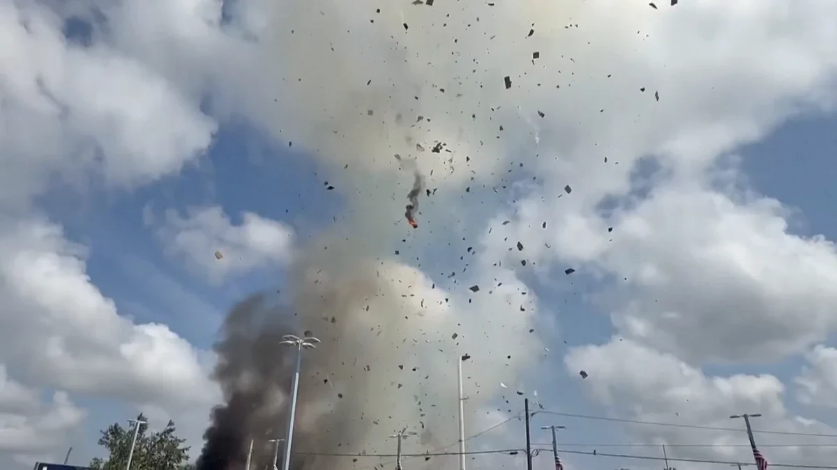 Explosión en un centro veterinario de Carolina del Norte deja tres bomberos heridos