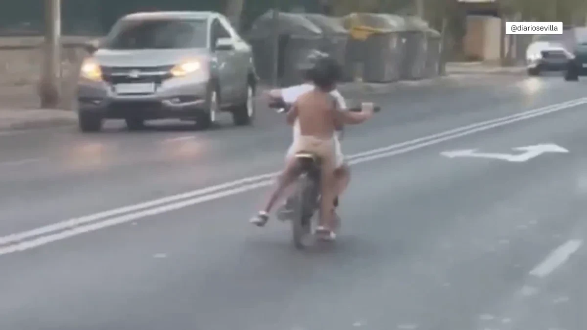 VÍDEO: Dos niños entorpecen el tráfico en una moto eléctrica en Sevilla ante la mirada incrédula del resto de conductores