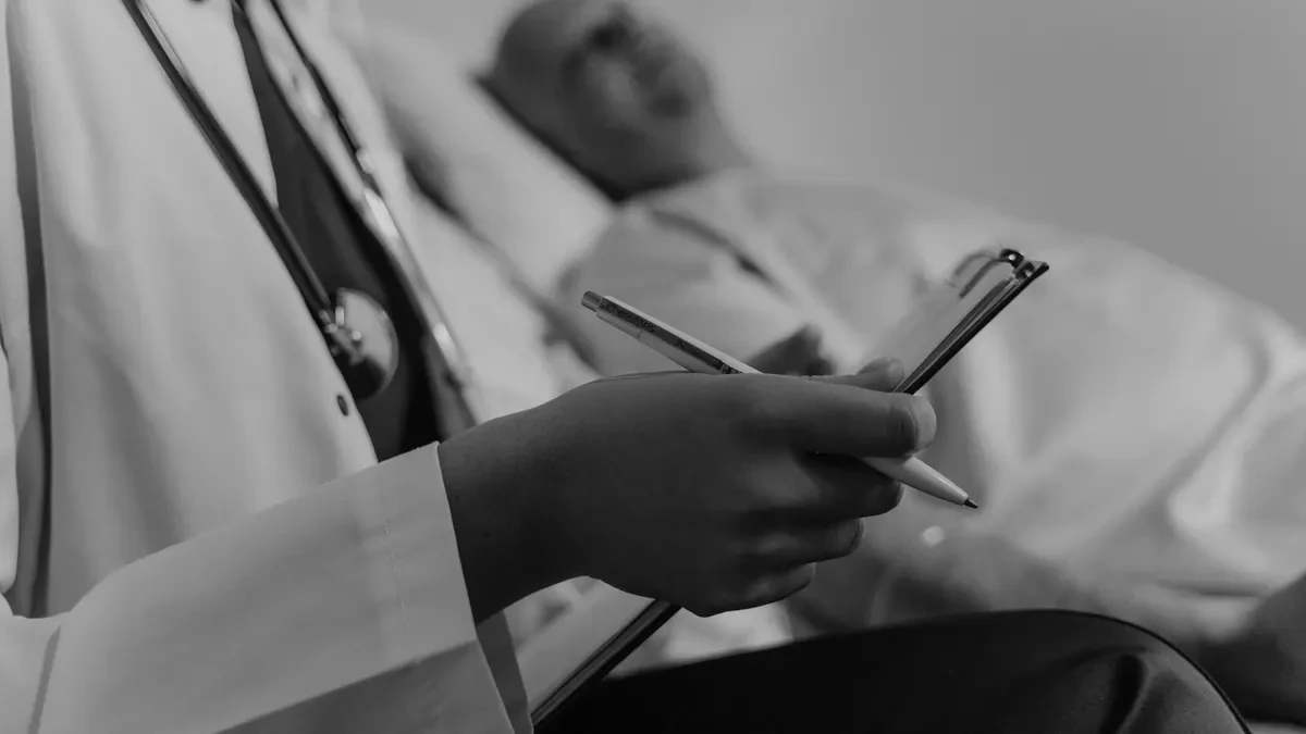 Los médicos le quitaron importancia y murió de cáncer de páncreas en 10 semanas: su hija advierte cómo detectarlo a tiempo